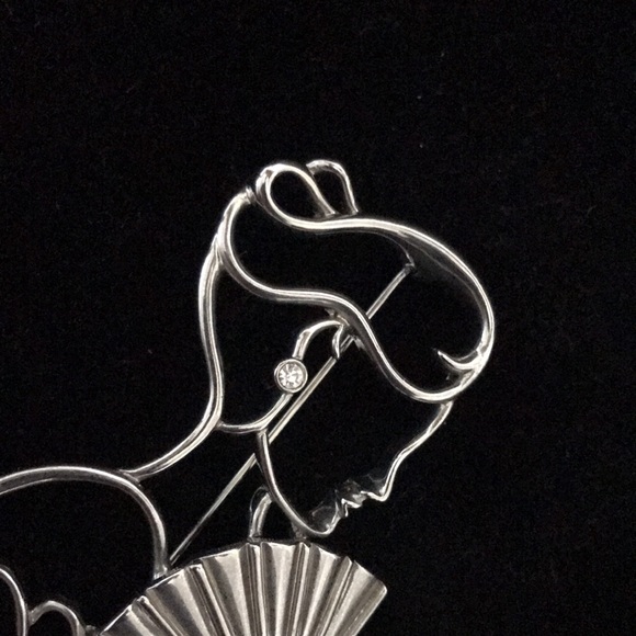 VINTAGE REMINGTON SILVER TONE VICTORIAN LADY W/ FAN BROOCH - Picture 3 of 7